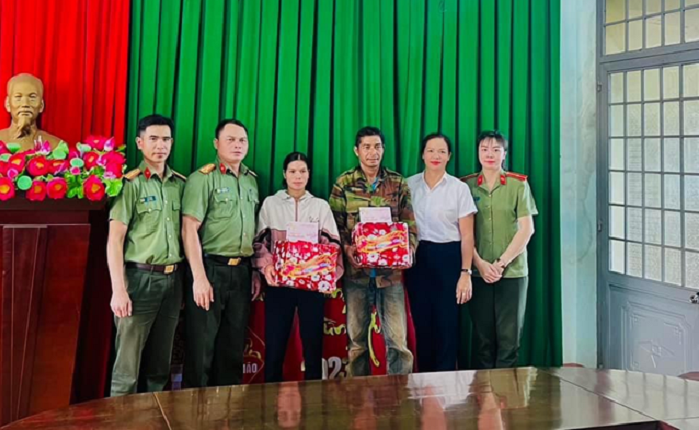 Công an huyện Ea H’leo thăm, tặng quà Tết các gia đình vượt biên hồi hương